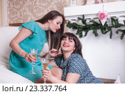 Подруги шепчутся о чем-то держа бокалы шампанского. Стоковое фото, фотограф Катерина Белякина / Фотобанк Лори