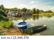 Лодки у берега на фоне старых катеров. Стоковое фото, фотограф Сергей Овчинников / Фотобанк Лори