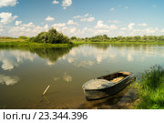 Лодка у берега реки, летний пейзаж. Стоковое фото, фотограф Сергей Овчинников / Фотобанк Лори