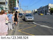 Люди на остановке. Автомобиль ждет пассажиров на месте остановки общественного транспорта. Зубовский бульвар. Район Хамовники. Москва (2016 год). Редакционное фото, фотограф lana1501 / Фотобанк Лори