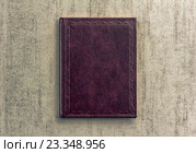 Книга на сером гранж-фоне, вид сверху. Стоковое фото, фотограф Андрей С / Фотобанк Лори