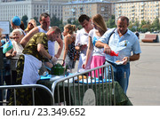 Люди на полевой кухне угощаются солдатской кашей и чаем. Празднование Дня ВДВ в парке Горького в Москве (2016 год). Редакционное фото, фотограф lana1501 / Фотобанк Лори