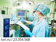 Surgery assistant perfusionist at modern heart lung machine. Стоковое фото, фотограф Дмитрий Калиновский / Фотобанк Лори
