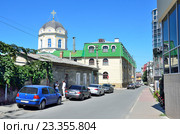 Улица Большевистская, Свято-Троицкий женский монастырь в Симферополе, Крым. Редакционное фото, фотограф Овчинникова Ирина / Фотобанк Лори