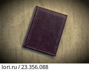 Книга в твердом переплете на сером фоне. Стоковое фото, фотограф Андрей С / Фотобанк Лори