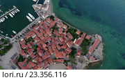 Полет над морским портом и крышами старого города в Будве. Черногория (2016 год). Стоковое видео, видеограф Кекяляйнен Андрей / Фотобанк Лори