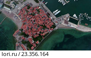Средневековый город с крепостной стеной и морской порт в Будве. Вид сверху. Черногория (2016 год). Стоковое видео, видеограф Кекяляйнен Андрей / Фотобанк Лори