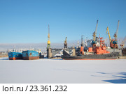 Зимний морозный день на Канонерском судоремонтном заводе. Санкт-Петербург (2016 год). Редакционное фото, фотограф Виктор Карасев / Фотобанк Лори