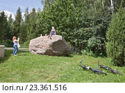 Самый большой валун Подмосковья. Лызлово (2016 год). Редакционное фото, фотограф Victoria Demidova / Фотобанк Лори