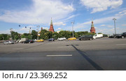 Движение на Боровицкой площади, вид на Кремль, Москва, Россия (2016 год). Редакционное видео, видеограф Владимир Журавлев / Фотобанк Лори