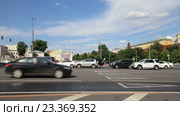 Движение на Боровицкой площади, вид на Кремль, Москва, Россия (2016 год). Редакционное видео, видеограф Владимир Журавлев / Фотобанк Лори