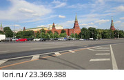 Движение на Боровицкой площади, вид на Кремль, Москва, Россия (2016 год). Стоковое видео, видеограф Владимир Журавлев / Фотобанк Лори