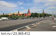 Движение на Боровицкой площади, вид на Кремль, Москва, Россия (2016 год). Стоковое видео, видеограф Владимир Журавлев / Фотобанк Лори