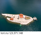 Остров Госпа-од-Шкрпьела с церковью Божьей Матери. Которский залив, Черногория (2016 год). Стоковое фото, фотограф Кекяляйнен Андрей / Фотобанк Лори