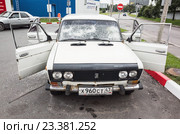 Разбитый белый автомобиль ВАЗ-2106 (2016 год). Редакционное фото, фотограф EugeneSergeev / Фотобанк Лори