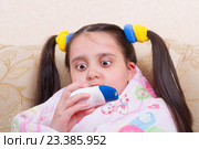 Заболевшая грустная девочка укуталась в одеяло. Стоковое фото, фотограф Emelinna / Фотобанк Лори