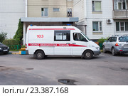 Автомобиль скорой помощи на вызове (2016 год). Редакционное фото, фотограф Victoria Demidova / Фотобанк Лори