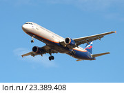 Самолет Airbus A321-211 "А. Скрябин" (VP-BWN) компании "Аэрофлот" перед посадке в аэропорту Пулково (2016 год). Редакционное фото, фотограф Виктор Карасев / Фотобанк Лори