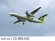 Самолет Bombardier Dash 8-Q402 (YL-BAI) авиакомпании Air Baltic на фоне пасмурного неба (2016 год). Редакционное фото, фотограф Виктор Карасев / Фотобанк Лори