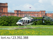 Вертолет Bell 407GX (RA-01605) на посадочной площадке на фоне здания Музея артиллерии. Санкт-Петербург (2016 год). Редакционное фото, фотограф Виктор Карасев / Фотобанк Лори