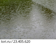 Круги на поверхности воды во время сильного дождя. Стоковое фото, фотограф E. O. / Фотобанк Лори