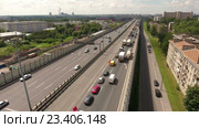 Ограниченно движение автомобилей по внутреннему кольцу КАД в районе Запорожской улицы. Санкт-Петербург (2016 год). Редакционное видео, видеограф Кекяляйнен Андрей / Фотобанк Лори