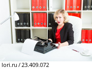 Девушка в ужасе от необходимости работать на старой механической пишущей машинке. Стоковое фото, фотограф Сергей Дубров / Фотобанк Лори