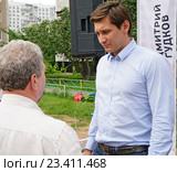 Выступление кандидата в депутаты Дмитрия Гудкова перед избирателями во дворе жилого дома в районе Митино. Беседа с избирателем (2016 год). Редакционное фото, фотограф Виктор Тараканов / Фотобанк Лори