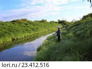Рыбачка на рыбалке (2016 год). Редакционное фото, фотограф Анатолий Матвейчук / Фотобанк Лори