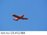 Легкомоторный цельнометаллический четырёхместный самолёт PIPER PA-28-140 Cherokee на фоне неба (2016 год). Редакционное фото, фотограф Александр Замараев / Фотобанк Лори