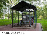 Углич. Кремль.Трактор ХТЗ (2016 год). Редакционное фото, фотограф Литвяк Игорь / Фотобанк Лори