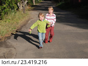 Дети играют в догонялки. Стоковое фото, фотограф Колодчук Александра / Фотобанк Лори