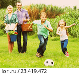 happy family playing the ball. Стоковое фото, фотограф Яков Филимонов / Фотобанк Лори