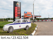 Макет автомобиля ДПС у заправки "Смоленские топливные системы". Смоленская область (2016 год). Редакционное фото, фотограф Александр Щепин / Фотобанк Лори