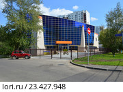 Административно-офисное нежилое здание. Улица Менжинского, 40. Бабушкинский район Москвы (2016 год). Стоковое фото, фотограф lana1501 / Фотобанк Лори