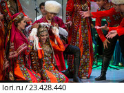 Танцевальная группа "Лачин" из Республики Туркменистан показывает знакомство невесты с друзьями жениха традиционный свадебный обряд во время Дней культуры Туркменистана в Москве, Россия (2016 год). Редакционное фото, фотограф Николай Винокуров / Фотобанк Лори