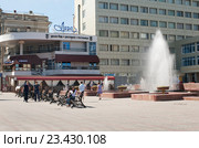 Площадь на пешеходной улице города Саратова (2016 год). Редакционное фото, фотограф Татьяна Кахилл / Фотобанк Лори
