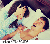 Angry girl tired of loud boyfriend snore. Стоковое фото, фотограф Яков Филимонов / Фотобанк Лори