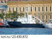 Санкт-Петербург, большой гидрографический катер БГК-2149 пришвартован у Английской набережной перед празднованием Дня ВМФ России (2016 год). Редакционное фото, фотограф Сергей Дубров / Фотобанк Лори