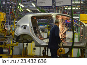 АвтоВАЗ, производство сварки кузовов. Редакционное фото, фотограф Staryh Luiba / Фотобанк Лори