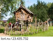 Избушка на курьих ножках. Частный зоопарк "Зооград". Пушкинские горы (2016 год). Редакционное фото, фотограф Александр Щепин / Фотобанк Лори