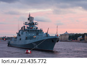 Военный корабль на параде в день ВМФ. Санкт-Петербург 2016. Сторожевой корабль «Адмирал Эссен» проекта 11356 ВМС России. Редакционное фото, фотограф Литвяк Игорь / Фотобанк Лори