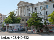 Вид на улицу Севастополя. Жилой дом 1956 года (2015 год). Редакционное фото, фотограф Колодчук Александра / Фотобанк Лори