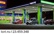 АЗС Neste Oil ночью (2016 год). Редакционное фото, фотограф Алина Сбитнева / Фотобанк Лори