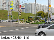 Улица Борисовские Пруды. Братеево. Москва. Альпийская горка (2016 год). Редакционное фото, фотограф Юрий Морозов / Фотобанк Лори