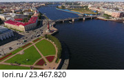 Река Малая Нева с Биржевым мостом и Стрелкой Васильевского острова, вид с высоты полета. Санкт-Петербург (2016 год). Стоковое видео, видеограф Кекяляйнен Андрей / Фотобанк Лори