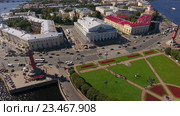 Полет к Стрелке Васильевского острова, Ростральные колонны и здание Биржи, Санкт-Петербург (2016 год). Стоковое видео, видеограф Кекяляйнен Андрей / Фотобанк Лори