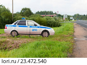 Макет автомобиля ДПС на трассе Е95. Псковская область (2016 год). Редакционное фото, фотограф Александр Щепин / Фотобанк Лори