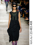 PARIS, FRANCE - SEPTEMBER 30: Bhumika Arora walks the runway during the Dries Van Noten show as part of the Paris Fashion Week Womenswear Spring/Summer 2016 on September 30, 2015 in Paris, France. Редакционное фото, фотограф Anton Oparin / Фотобанк Лори