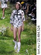 PARIS, FRANCE - OCTOBER 07: A model walks the runway during the Moncler Gamme Rouge show as part of the Paris Fashion Week Womenswear Spring/Summer 2016 on October 7, 2015 in Paris, France. Редакционное фото, фотограф Anton Oparin / Фотобанк Лори